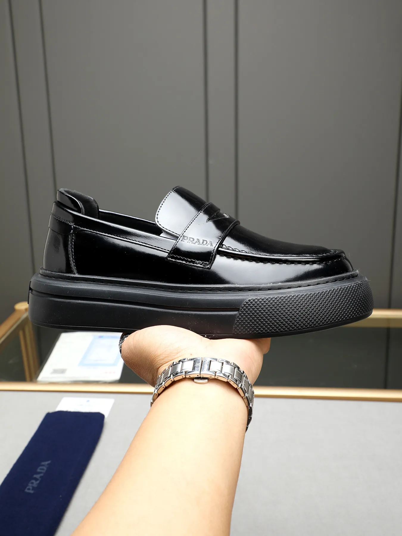 Men's Men's Shoes 💰500 Prada/Prada Men's new casual shoes, this upper is made of imported calfskin + sheep lining! The outsole is made of non-slip foam outsole, which feels good on your feet and is a fashionable and stylish item!  Size: 38-44 (45 customized)